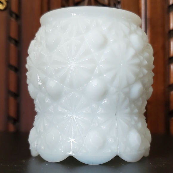Vntg 3 1/4" Daisy and Button Scalloped Edge Thick Milk Glass Piece - Picture 7 of 9